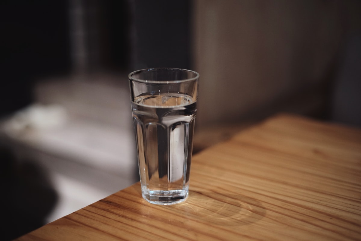 Donna che beve acqua da una bottiglia durante l'esercizio